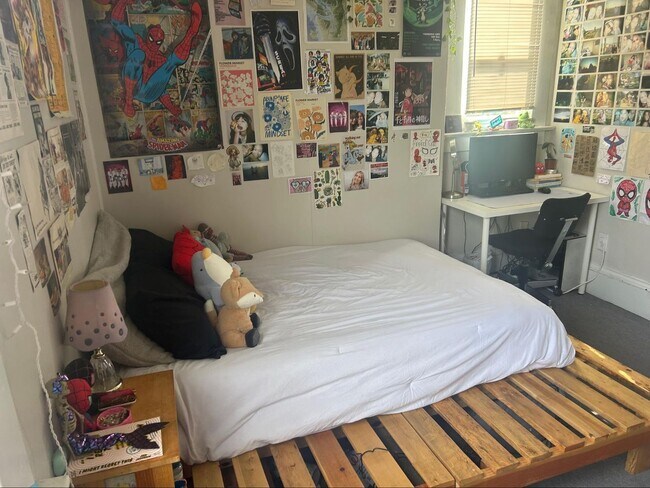 Building Photo - PRELEASE: Spacious 6+ bdrm/2 bath in York Neighborhood