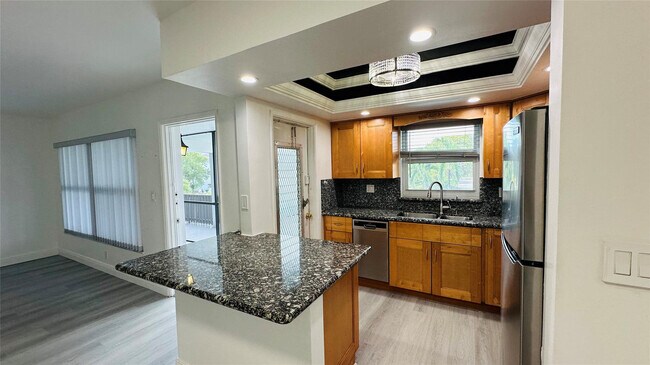 Building Photo - 651 Pine Dr