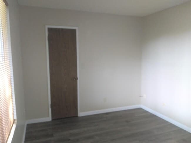 Building Photo - 4504 N Valentine Ave