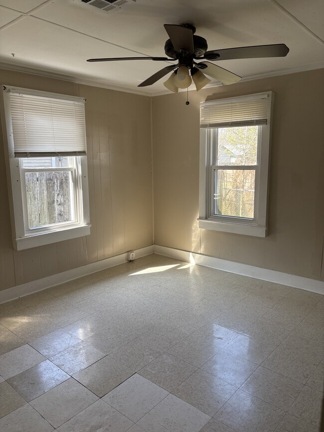 Building Photo - 400 Lamar St