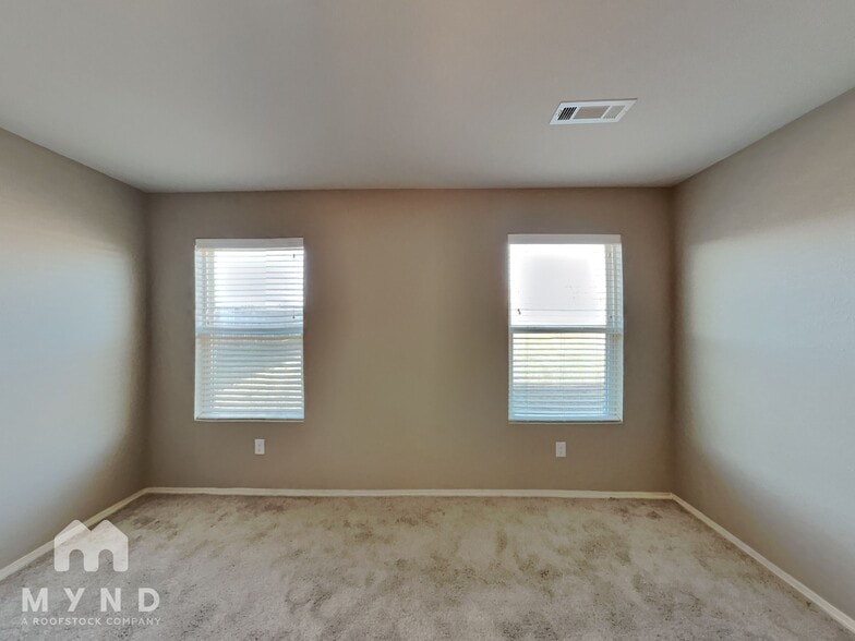 Building Photo - 949 Pinehurst Loop