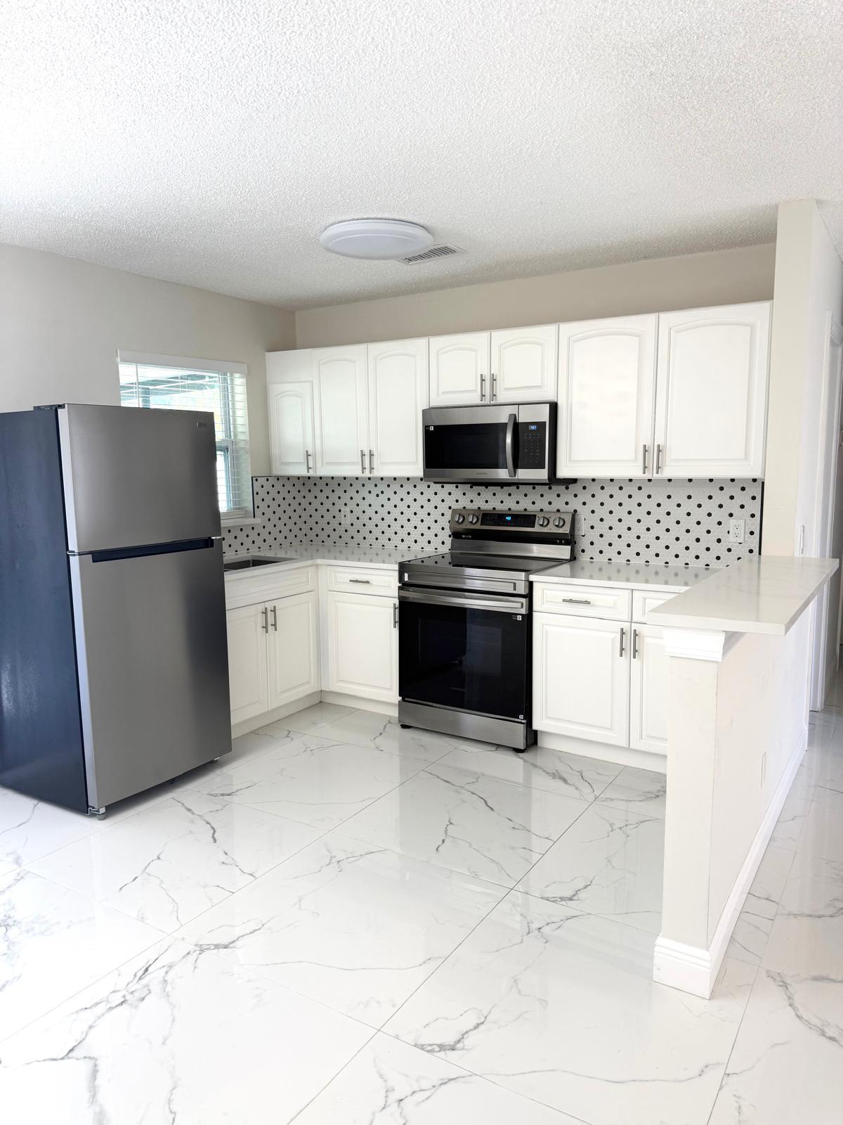 Building Photo - 699 NW Riverside Dr