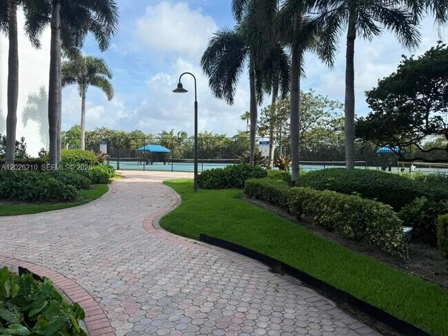 Building Photo - 2500 Parkview Dr