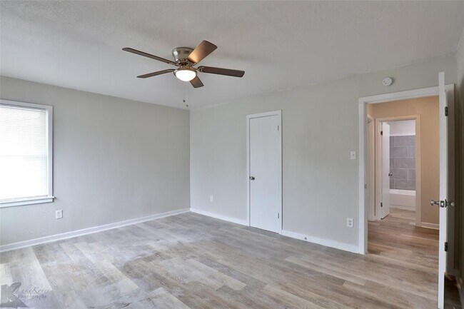 Building Photo - 1202 S San Jose Dr
