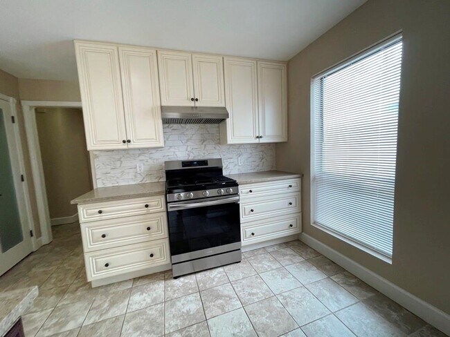 Building Photo - 710 Andover Dr