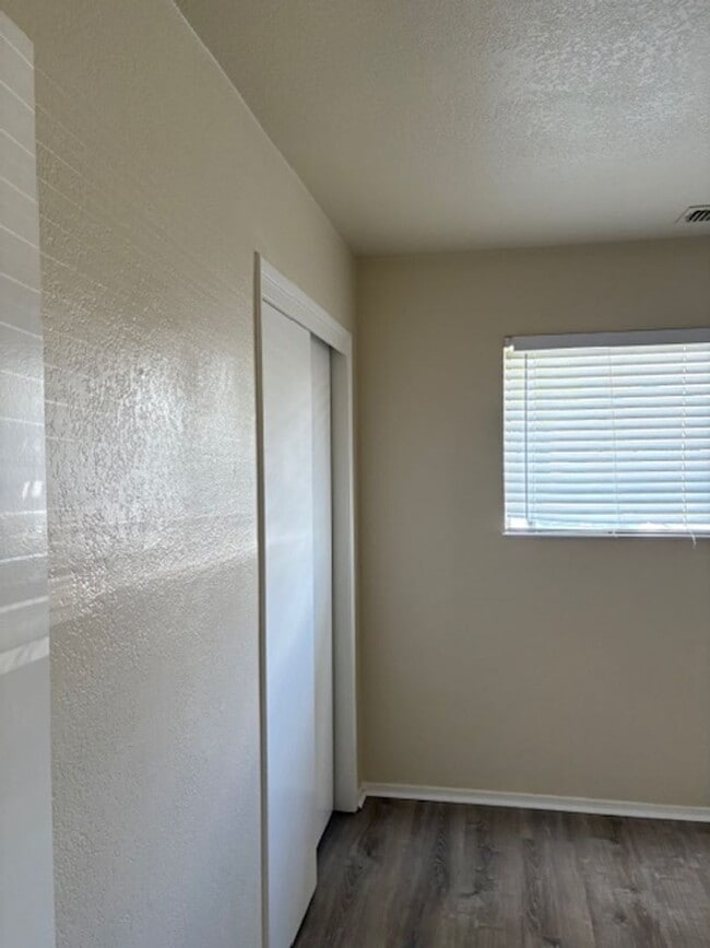 Building Photo - Single story, 3 bed 1.5 bath home.