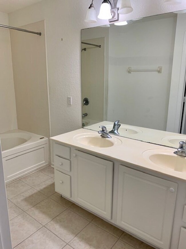 Building Photo - 2 bed 2.5 bath Townhome in Stonebridge Lak...