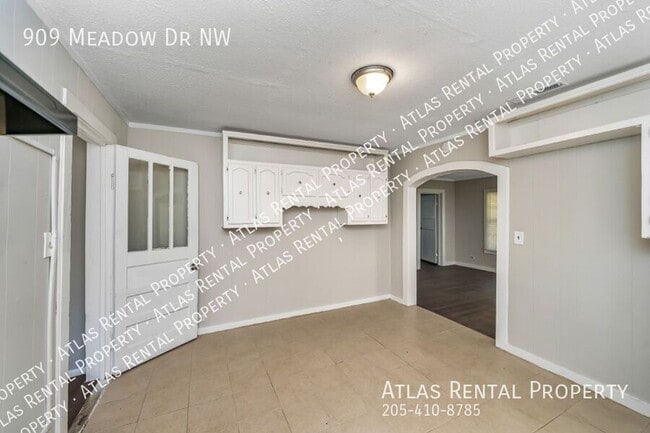 Building Photo - 909 Meadow Dr NW