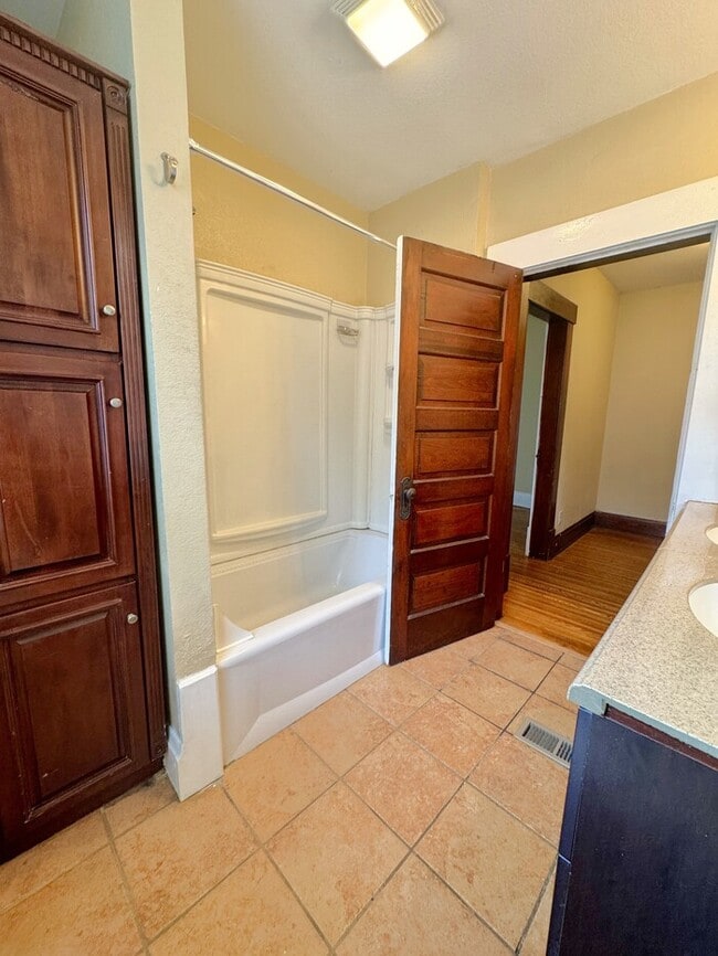 Building Photo - 6 Bedroom on Campus