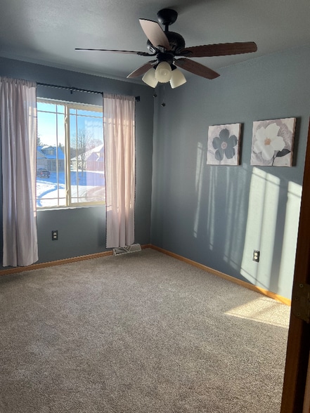 Building Photo - 562 Lexington Dr