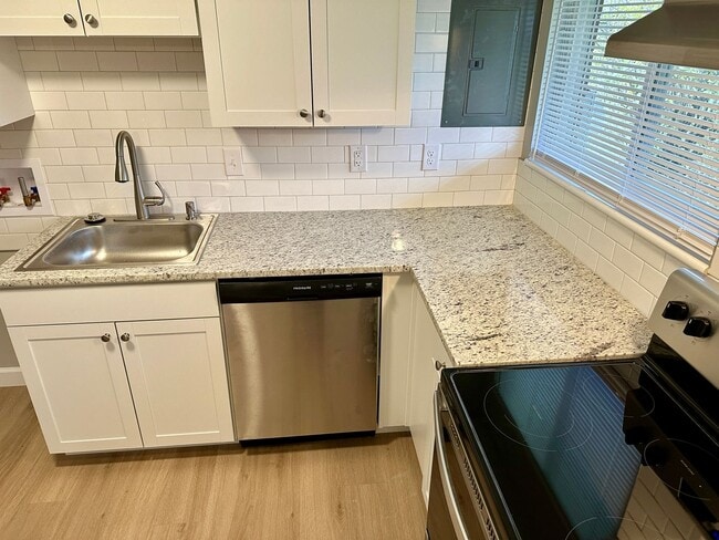 Building Photo - 305 Primrose Ln