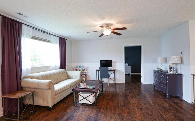 Building Photo - 3 Bed Home