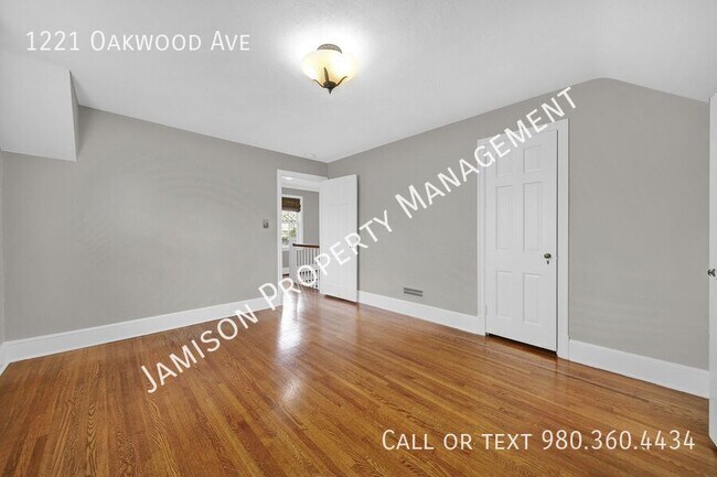 Building Photo - 1221 Oakwood Ave
