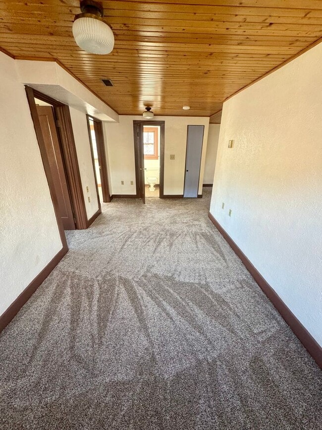 Building Photo - Cave Ave