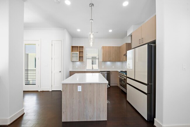 Building Photo - 1015 W 24th St