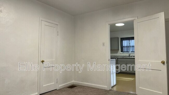 Building Photo - 910 E Mesa Ave