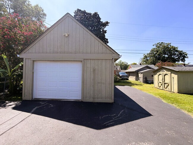 Building Photo - 217 Kewanna Dr