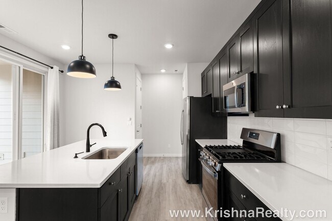 Building Photo - Beautiful 3-Bed | 2.5-Bath Townhome | Expansive Private Outdoor Space | Reeds Crossing