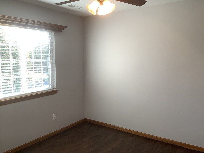 Building Photo - 1057 Kennedy Dr