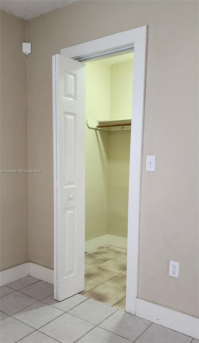 Building Photo - 880 E 26th St