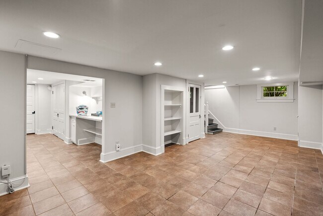 Building Photo - 4 Bed 3.5 bath - Kensington Victorian - Mo...