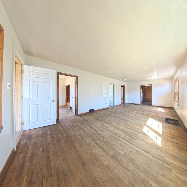 Building Photo - 3 Bedroom on the East Side with Garage