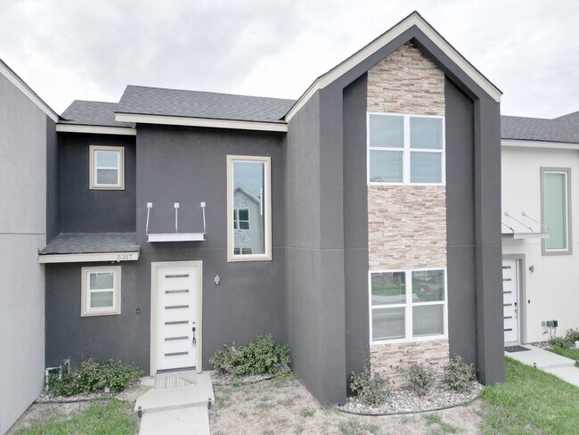 Primary Photo - Stunning 3- bed/ 2.5 upgraded luxury townhome in Pharr at a Reduced Price