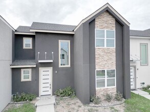Building Photo - Stunning 3- bed/ 2.5 upgraded luxury townhome in Pharr at a Reduced Price