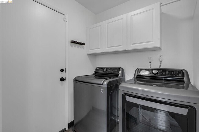 Building Photo - 909 Halite Way