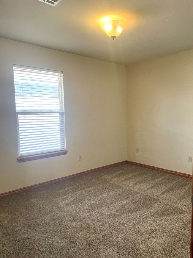 Building Photo - Beautiful 4-Bedroom Home