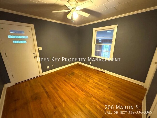 Building Photo - 206 Martin St