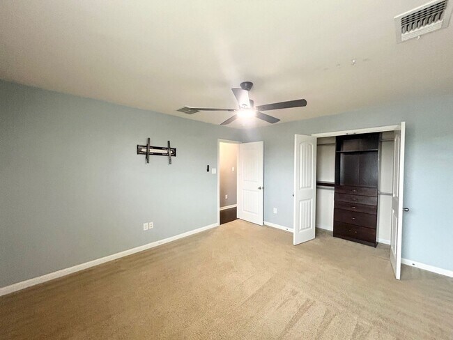 Building Photo - Gorgeous 4 Bed/ 3Bath house for rent! Avai...