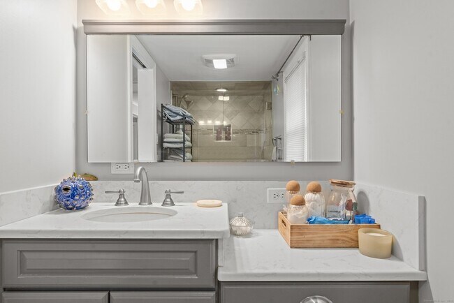 Building Photo - 15 Hawthorne Rd