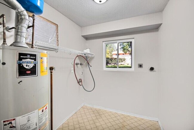 Building Photo - Spacious 5-Bedroom Home in Paradise Hills – North Grand Junction