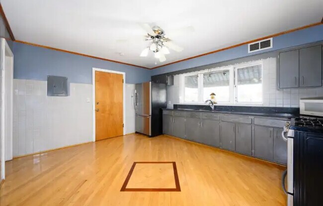 Building Photo - 1800 S Austin Blvd