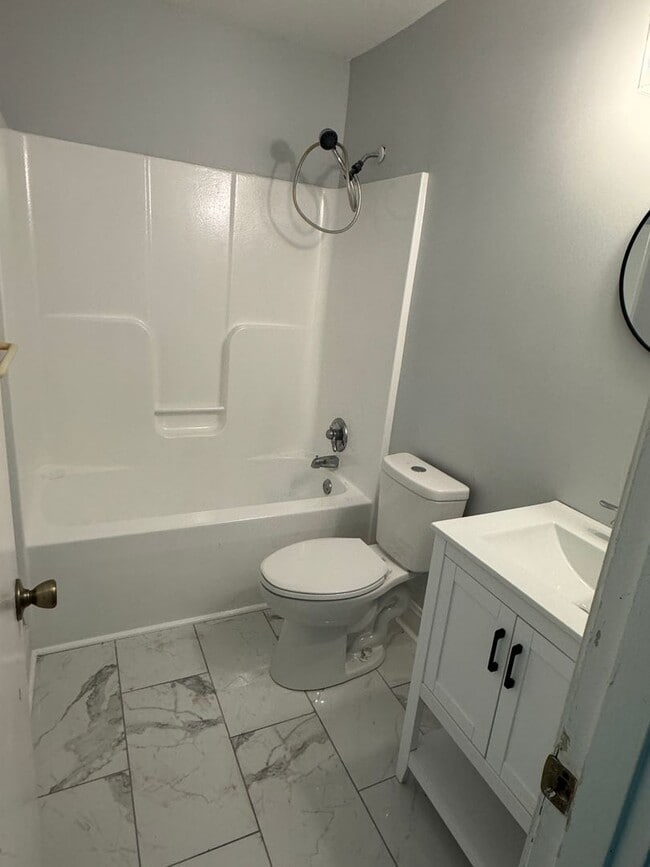 Building Photo - Private and convenient 3 bed/1 bath with large backyard