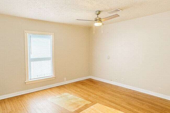 Building Photo - 816 1st St