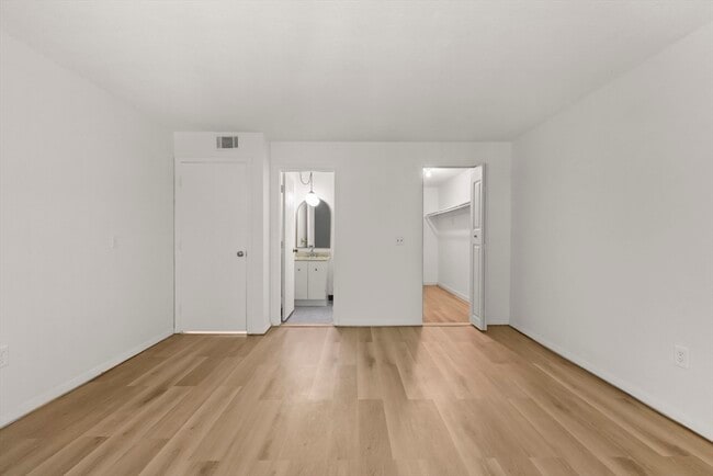 Building Photo - 7 Shadowbrook Ln