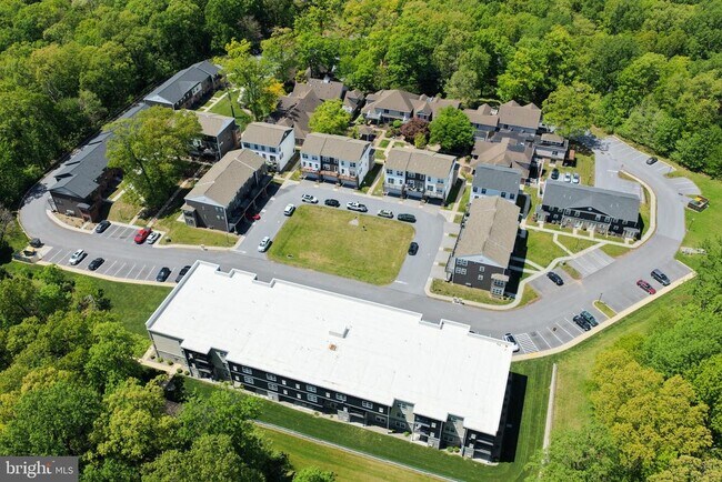 Building Photo - 121 High Pointe Dr