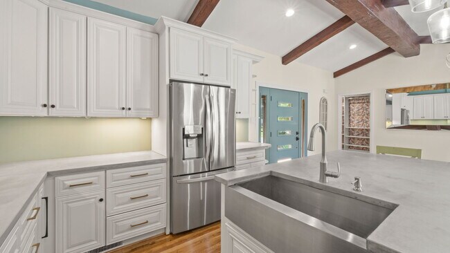 Building Photo - 5745 Riviere Dr