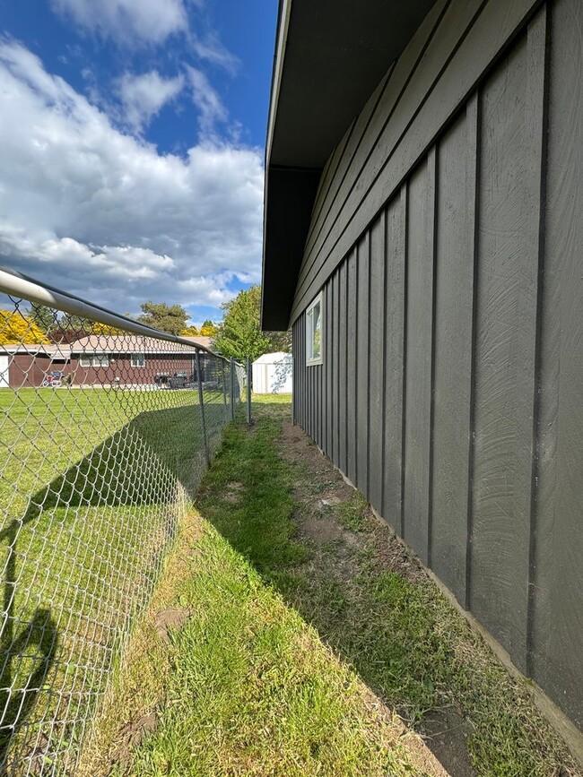 Building Photo - Spacious 5 Bedroom Rental by Park