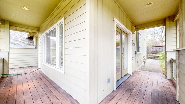 Building Photo - Desirable Skyhawk 3 bedroom Tri-Level Single Family