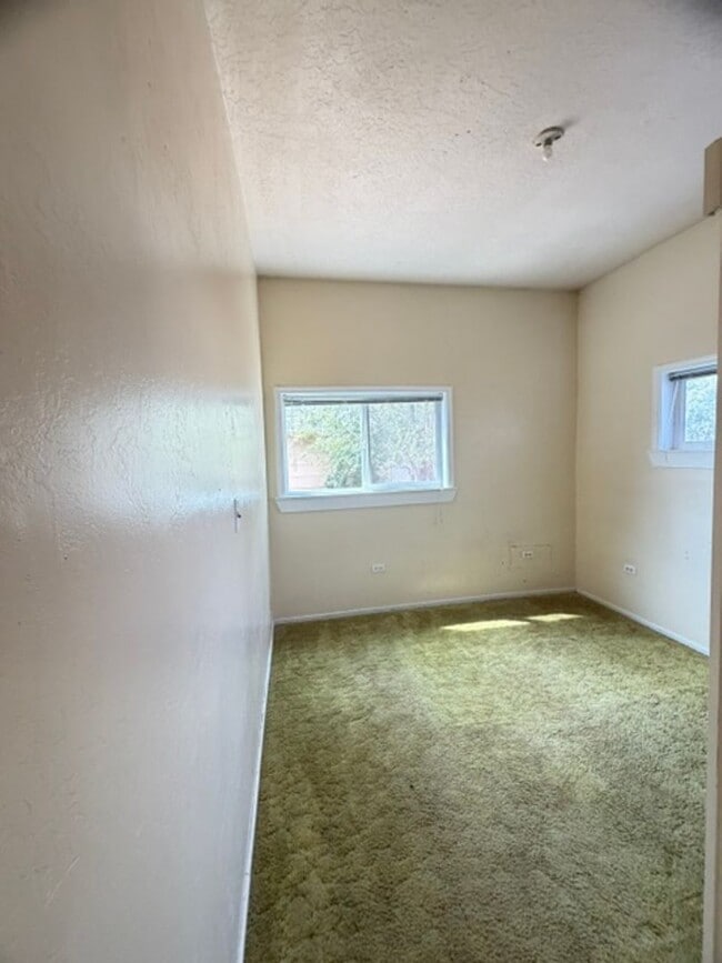 Building Photo - 363 E Elm St