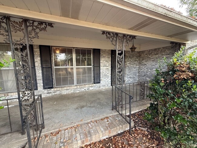 Building Photo - 504 W South