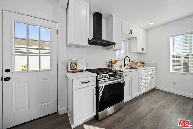 Building Photo - 1368 W Summerland Ave