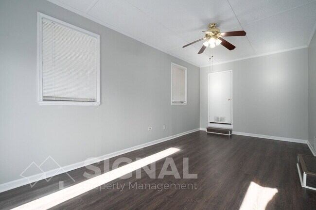 Building Photo - 2425 Circle Dr