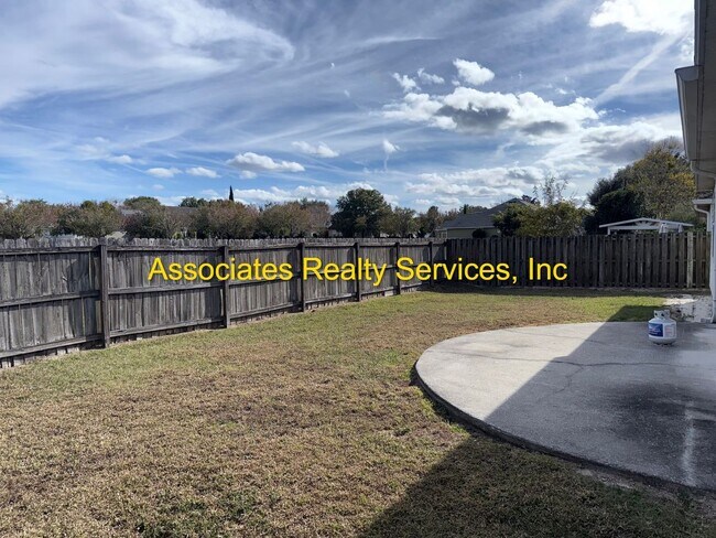 Building Photo - Willow Oak SW 3/2, a must see