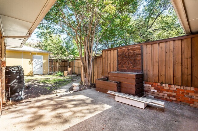 Building Photo - 7475 Brentcove Cir