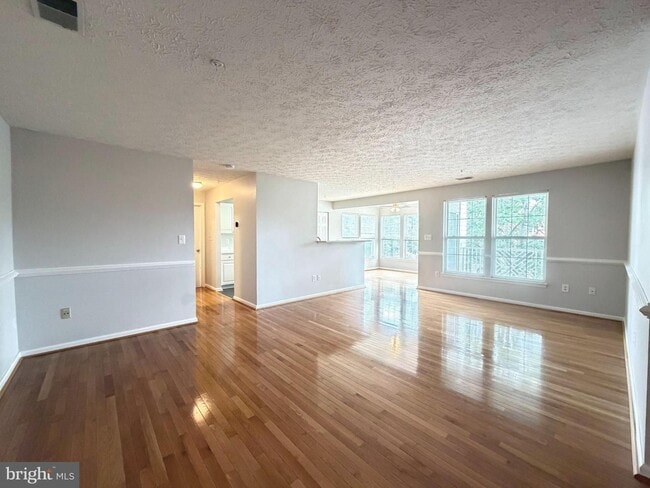 Building Photo - Beautiful 2BR/2BA Condo in Piney Orchard.