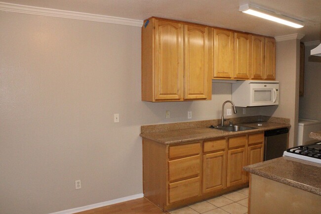 Building Photo - Updated, Upstairs 2 Bedroom, 2 Bathroom Co...